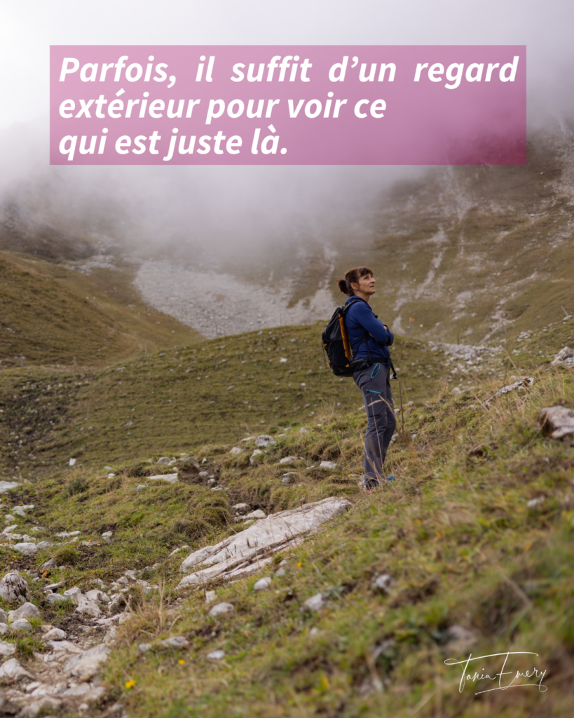 femme en montagne dans le brouillard